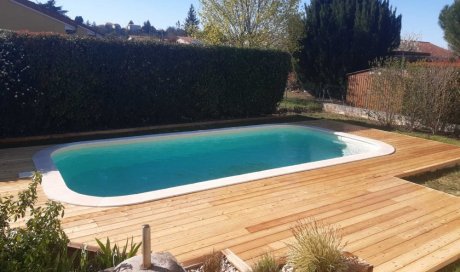 Pose d'une piscine avec aménagement en terrasse bois Pont du chateau (63)