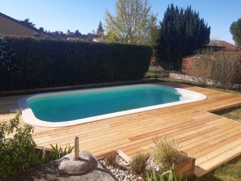 Pose d'une piscine avec aménagement en terrasse bois Pont du chateau (63)