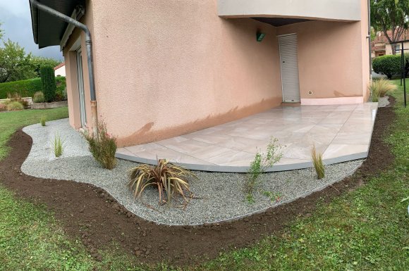 Terrasse en dalle 60*60 sur plot Paysagiste APPAYSAGES 63