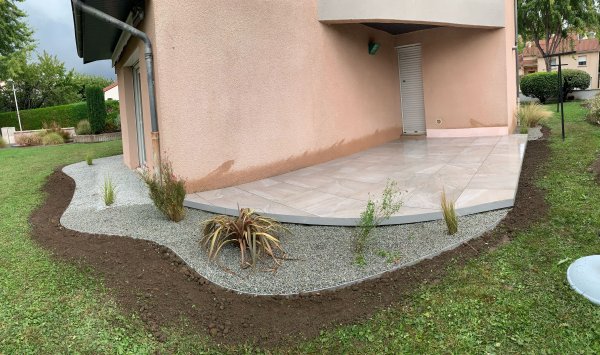 Terrasse en dalle 60*60 sur plot Paysagiste APPAYSAGES 63