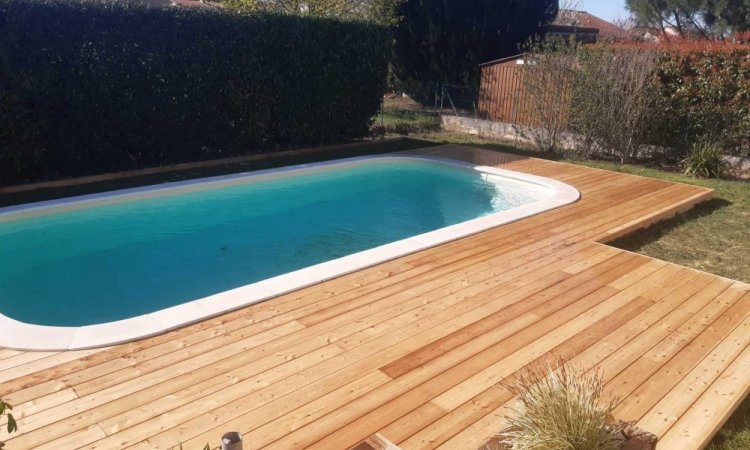 Pose d'une piscine avec aménagement en terrasse bois Pont du chateau (63)