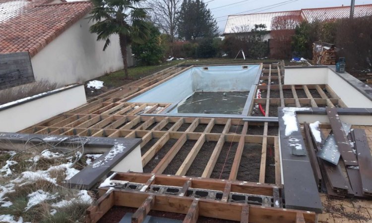 Installation structure bois pour accueillir le composite à Mezel