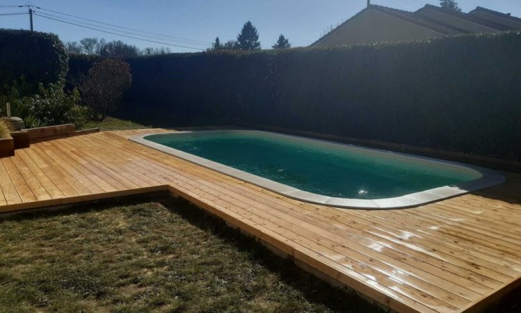 Pose d'une piscine avec aménagement en terrasse bois Pont du chateau (63)