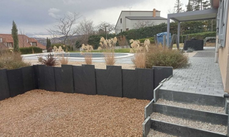 Soutènement en ardoise, allée en pavé , plantation sur la Roche Blanche 63